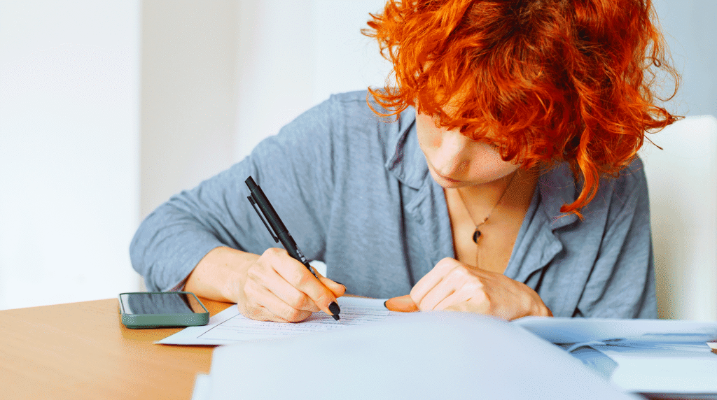 Une jeune femme est en train de procéder à son changement d'adresse durant son déménagement.