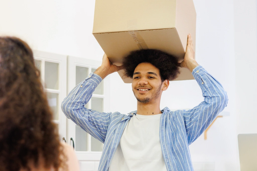 Jeune en plein déménagement