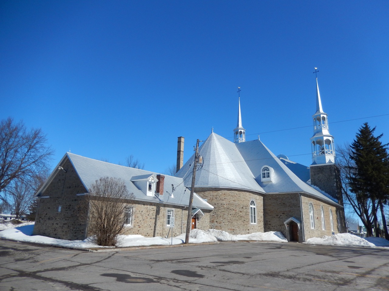 L'église Sainte-Geneviève-de-Berthier à Berthierville, dans Lanaudière — secteur desservi par Transport Five Star, déménageur
