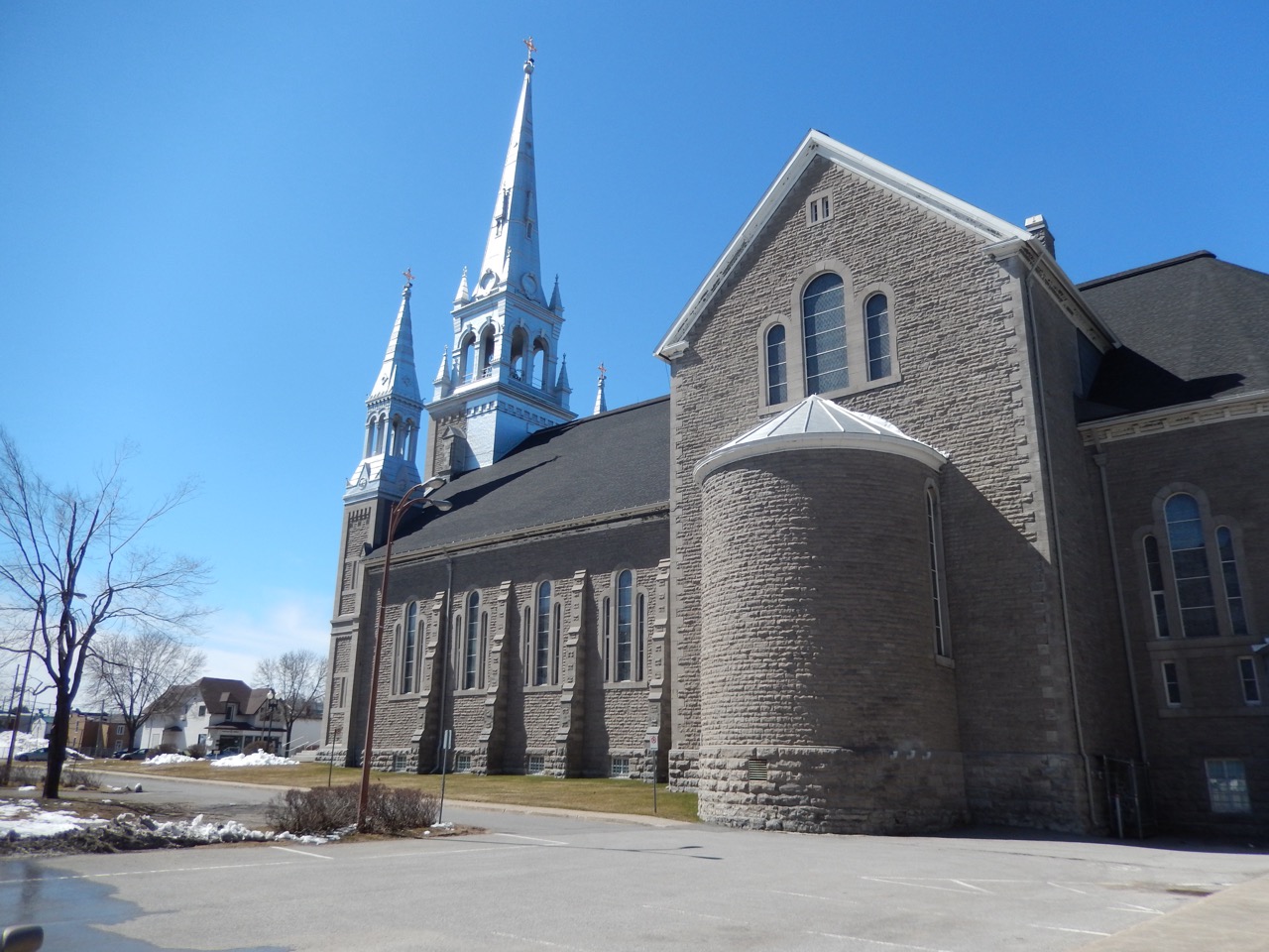 La cathédrale Saint-Charles-Borromée au centre de Joliette, dans Lanaudière — secteur desservi par Transport Five Star, déménageur