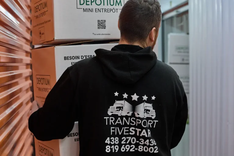 Boîtes de déménagement étiquetées dans un entrepôt
