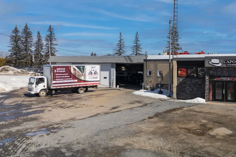 Camion de déménagement devant un bâtiment commercial en Mauricie