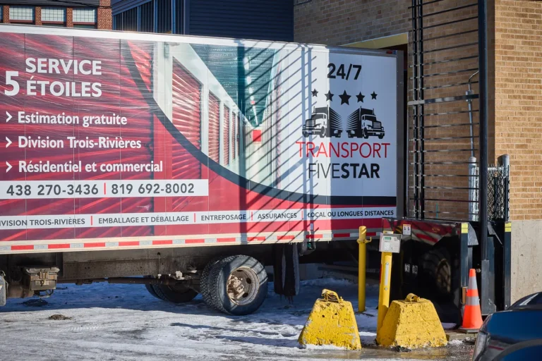 Camion de déménagement au quai de chargement