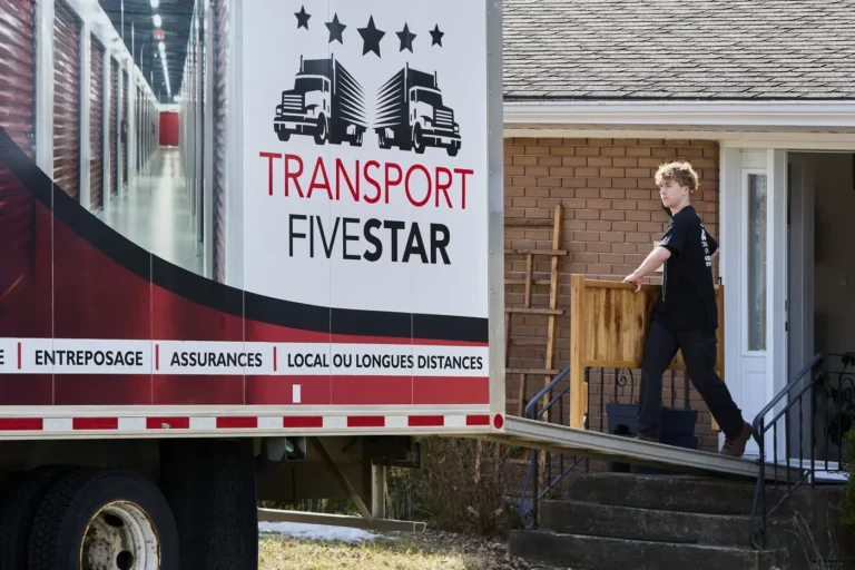 Camion Transport Five Star en cours de chargement