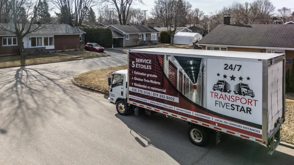 Camion Transport Five Star dans un quartier résidentiel