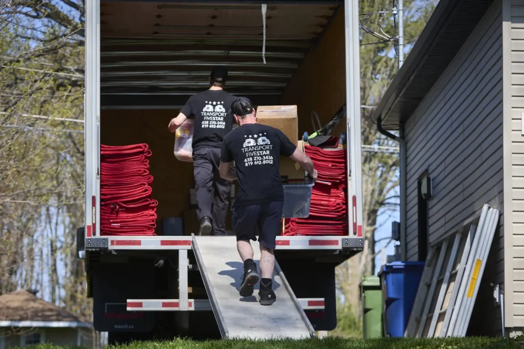 Chargement du camion de déménagement par la rampe