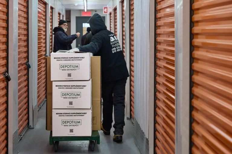 Transport de boîtes d'inventaire sur un chariot