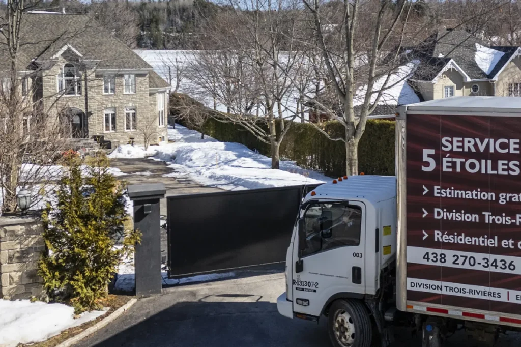 Camion Transport Five Star devant une maison vendue le jour du déménagement
