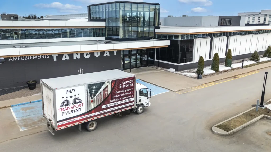 Camion de déménagement devant un local commercial