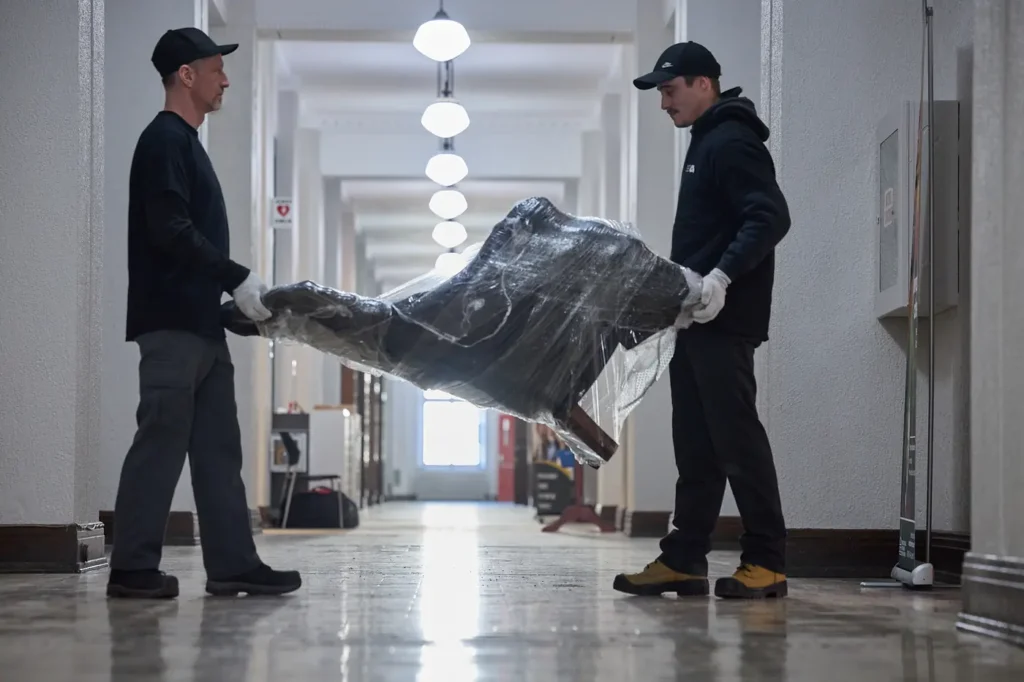 Transport de mobilier emballé dans un couloir d'immeuble