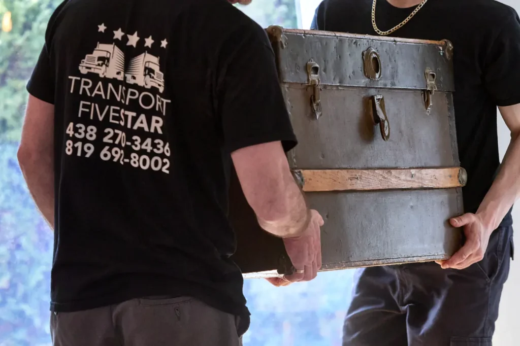 Déménageur qui transporte un coffre ancien avec soin