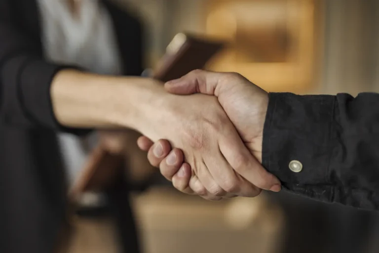 Poignée de main pour conclure une entente de déménagement