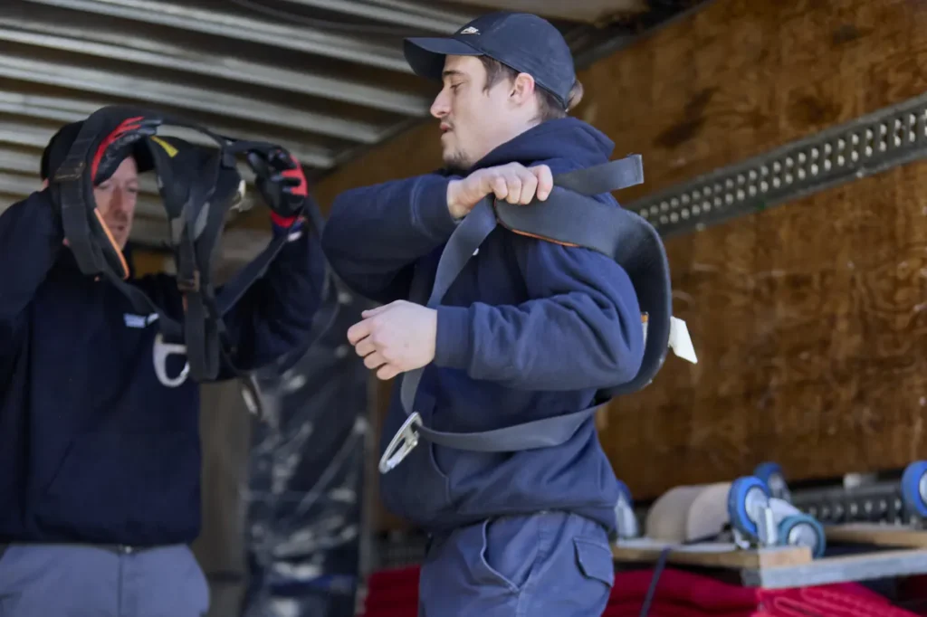 Équipe de déménageurs qui se prépare dans le camion