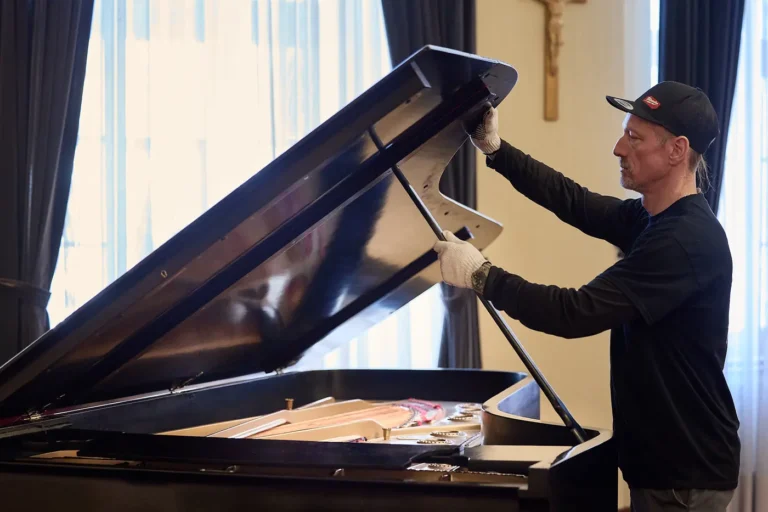 Préparation d'un piano avant son transport