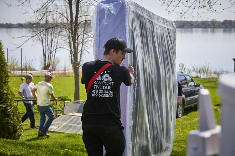 Transport d'un matelas protégé par une housse