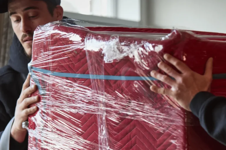 Objet fragile emballé dans une couverture et du film étirable