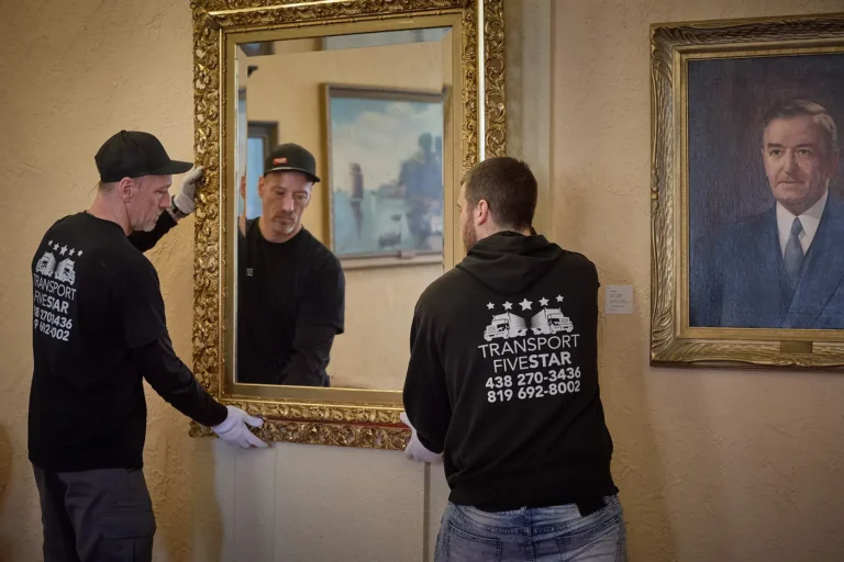 Déménageurs qui manipulent un tableau encadré